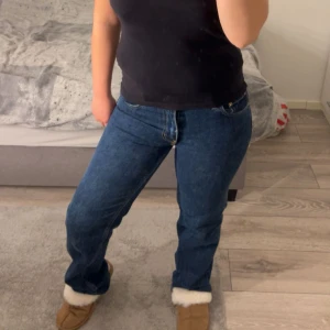 Mörk blå jeans - Jättefina mörk blåa jeans, helt nya använda ca 2-3 gånger.