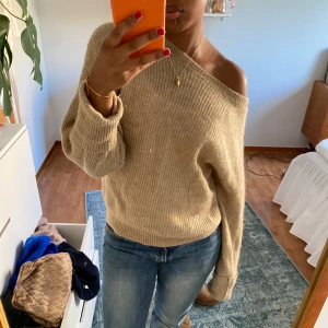 Beige stickad tröja - Så fin stickad tröja från Wera som inte alls är nopprig (har haft den i flera år men ej använt senaste åren) 🧡 Enda defekten är ett liiitet hål i kragen som man kan se på andra bilden. Superfin annars!