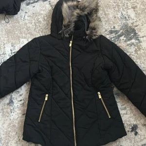 Barn jacka  - Jätte bra skick var en gåva från min väninna till min dotter.Storleken passades inte och köptes förra veckan.Stl-10-11 Jackans pris nyköpt var 499