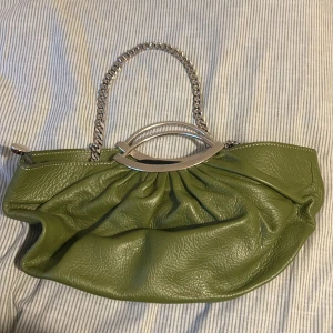 Grön väska  - Har inte använts någon gång, är helt ny. Märket är okänt men den rymmer mycket och har två fickor i insidan 