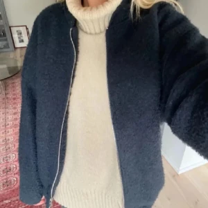 Marinblå Jacka - Säljer denna perfekta höstjacka. Bra skick!! Storlek xs/s men är oversized så funkar även på m!