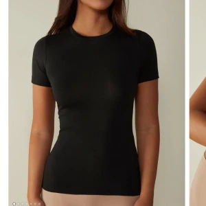 Intimisimi t-shirt - Svart Intimisimi t-shirt. Lite tråd från kanten längst ner har gått upp lite men det är inget som syns eller förstör hur den sitter på, förutom det så är den i jättebra skick! Bläddra till sista bilden för att se bild på defekten.💗