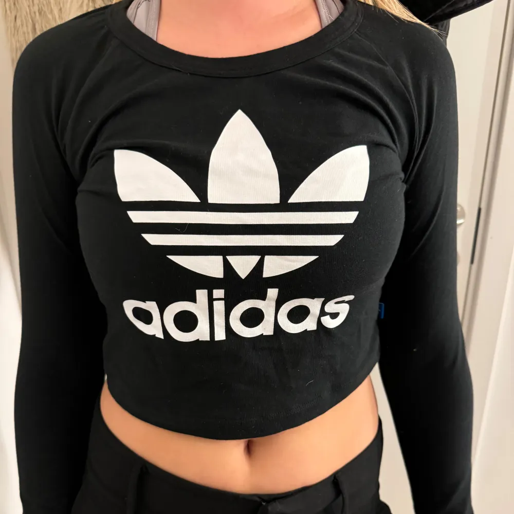 Jättesnygg långärmad adidas topp, fåtal gånger använt, skriv innan köp❤️. T-shirts.