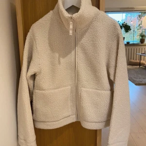 Teddyjacka  - Ny slutsåld Teddyjacka höst/vår jacka S H&M Small🩷