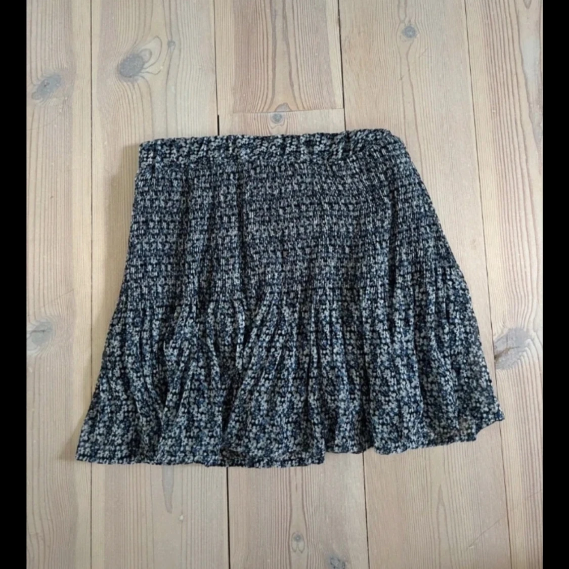 Blommig kjol i svart och vit