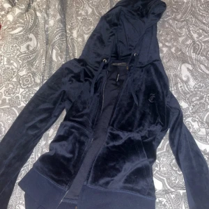 Juicy couture kofta - Juicy koftan är i fint skick förutom att dragkedjan gått sönder i tvätten,  J märket lossnat på dragkedjan. Om man lagar den så går det nog att ordna osv!