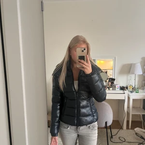 Lager 157 jacka - Mörkblå jacka från lager 157. Slutsåld på hemsidan och i dem flesta butiker, den är aldrig använd och har prislapp kvar. Xxs passar mig som är xs vanligtvis🌸