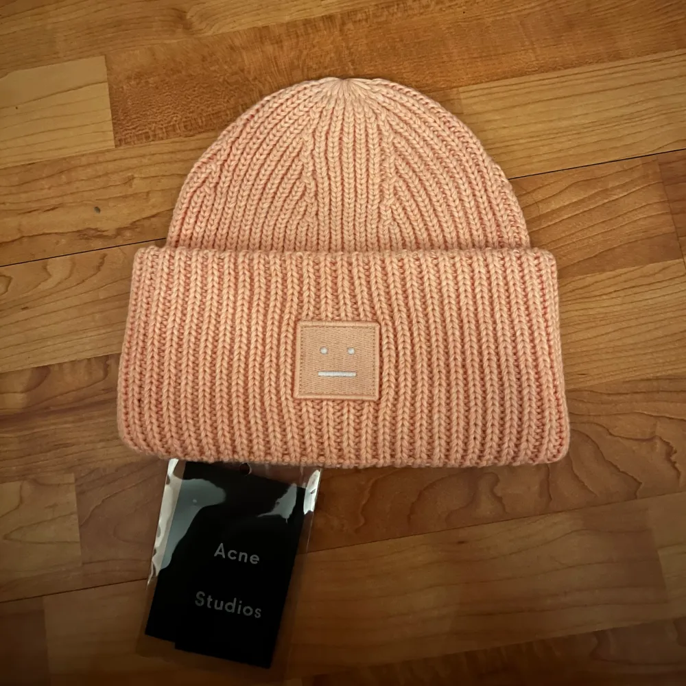 Rosa Acne mössa Kondition: Perfekt  #AcneStudios #AcneMössa #DesignerHat #WinterFashion #AutumnStyle #FallFashion #ScandiFashion #LuxuryAccessories #WinterEssentials #HöstMode #VinterMode #CozyStyle #UnisexFashion #StreetStyle #Neut. Accessoarer.