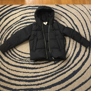 Vinterjacka Arket mycket fint skick  - Varm och skön vinterjacka re:down fyllning, svart, storlek S unisex nypris 2290