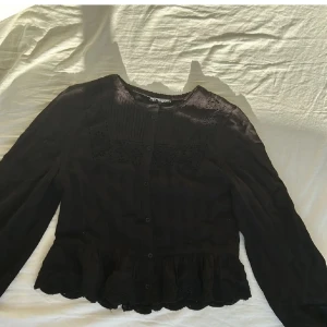 svart blus  - svart blus från zara! knappt använd 