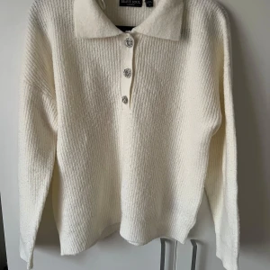 Vit stickad tröja  - Använd ett par gånger, normal i storleken 