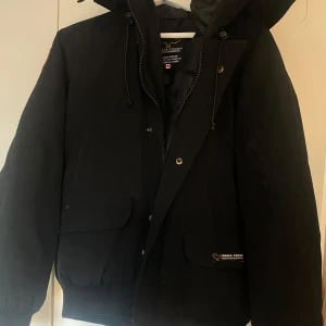 Canada Goose jacka - As snygg Canada Goose Chilliwack bomber jacka. Super varm och skön därav använd mycket. 🫶🏼skriv för fler bilder💕