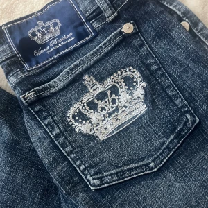 Jeans  - Victoria Beckham jeans som är lågmidjade och super snygga!💕💕Storlek 30 XS/S , passar mig som har storlek XS i jeans, de är dock lite för långa på mig då jag är 158/159cm! De är bootcut!! Sista bilden:1. 36cm  2.19cm  3. 102cm  4. 22cm 
