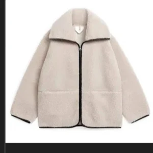 Arket jacka liknar Teddy jacket - Säljer min Arket jacka fast i svart!! Kommer ej till användning. Har använt 1-2 gånger då den sitter lite stort på mig. Skriv till mig för bilder på!! Pris kan diskuteras vid snabb affär❤️