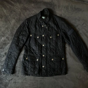 Quiltad Barbour jacka - Quiltad jacka från Barbour i superbra skick. Kom privat vid minsta fundering.