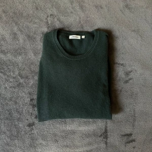 J.Lindeberg kashmirtröja - Skön 100% kashmirtröja från J. Lindeberg. Inga hål eller liknande. Kom privat vid minsta fundering.