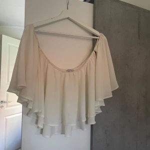 topp - vit topp från chiquelle, supersöt men kommer ej till användning❤️