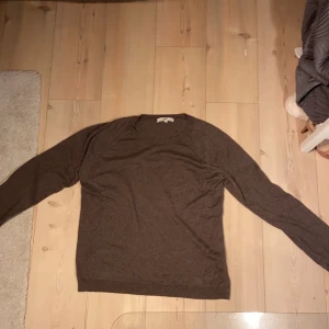 Brun tröja från Hope - Säljer en stilren brun tröja från Hope. 95% Bomull 5% Kashmir. Perfekt för både höst och vinter, och funkar lika bra till vardags som till lite finare tillfällen. Passar dig som gillar en enkel men snygg look😻 Bra skick✨