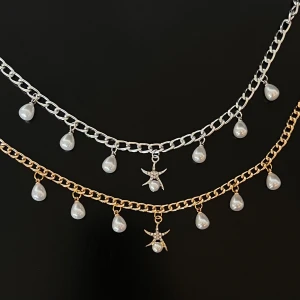 Halsband - Jättecoola egengjorda kedje halsband med berlocker, tål ej vatten. Guldiga kedjan är lite tunnare. 80kr st eller två för 150kr💓