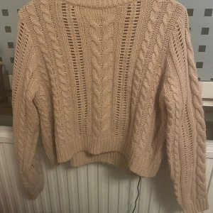 Stickad tröja - Jättemysigt rosa stickad tröja från Gina Tricot i storlek M!💕