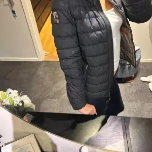 Säljer min min Parajumpers jacka i storlek XS, köpte den för 4500 kr och säljer den för 1000 kr