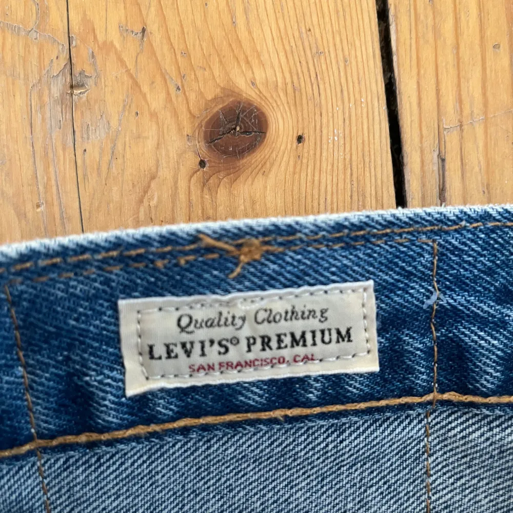 Tja! Säljer dessa helt OANVÄNDA Levis 501. 🙌🤩 köptes för Ca 1 månad sen och aldrig använts. Hör av er vid minsta fundering eller förslag! 😊strl: W32 L30  Kvitto medföljer ej. ❌ Nypris: 1149 kr. PRISFÖRSLAG! ✅✅. Jeans & Byxor.