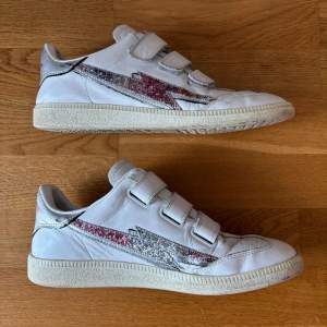 Säljer ett par Isabel Marant Glitter Beth Low-Top Leather Sneakers, använt skick. Storlek 40 men små i storlek, så passar 39. Köpt för 4995 kr. 