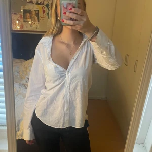 Vit skjorta - Vit skjorta från Filippa K i storlek S. Liten rosa däck på ena ärmen som man kan se på en bild. Kom privat för fler bilder!💓