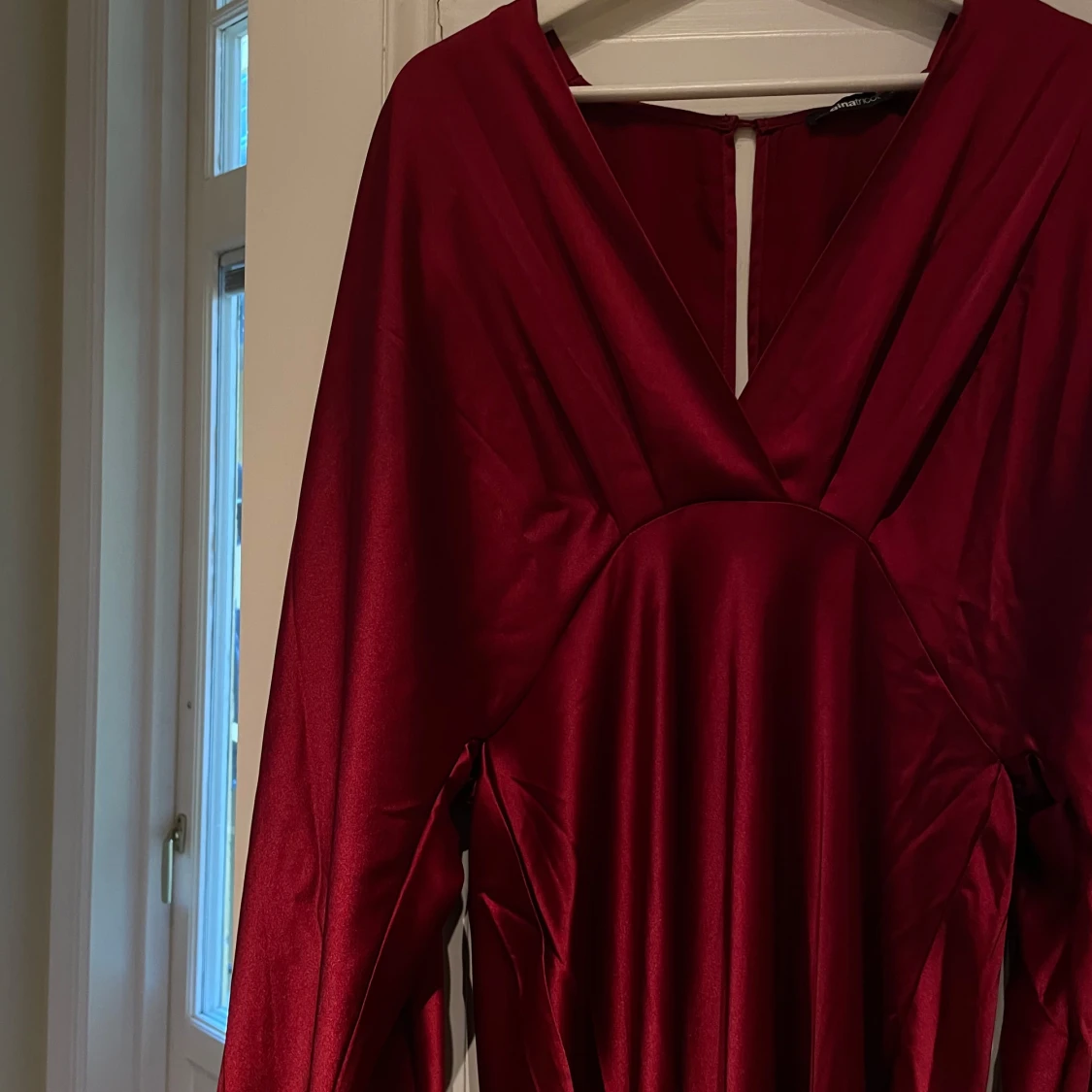 Vinröd långklänning med v-ringning - 3
