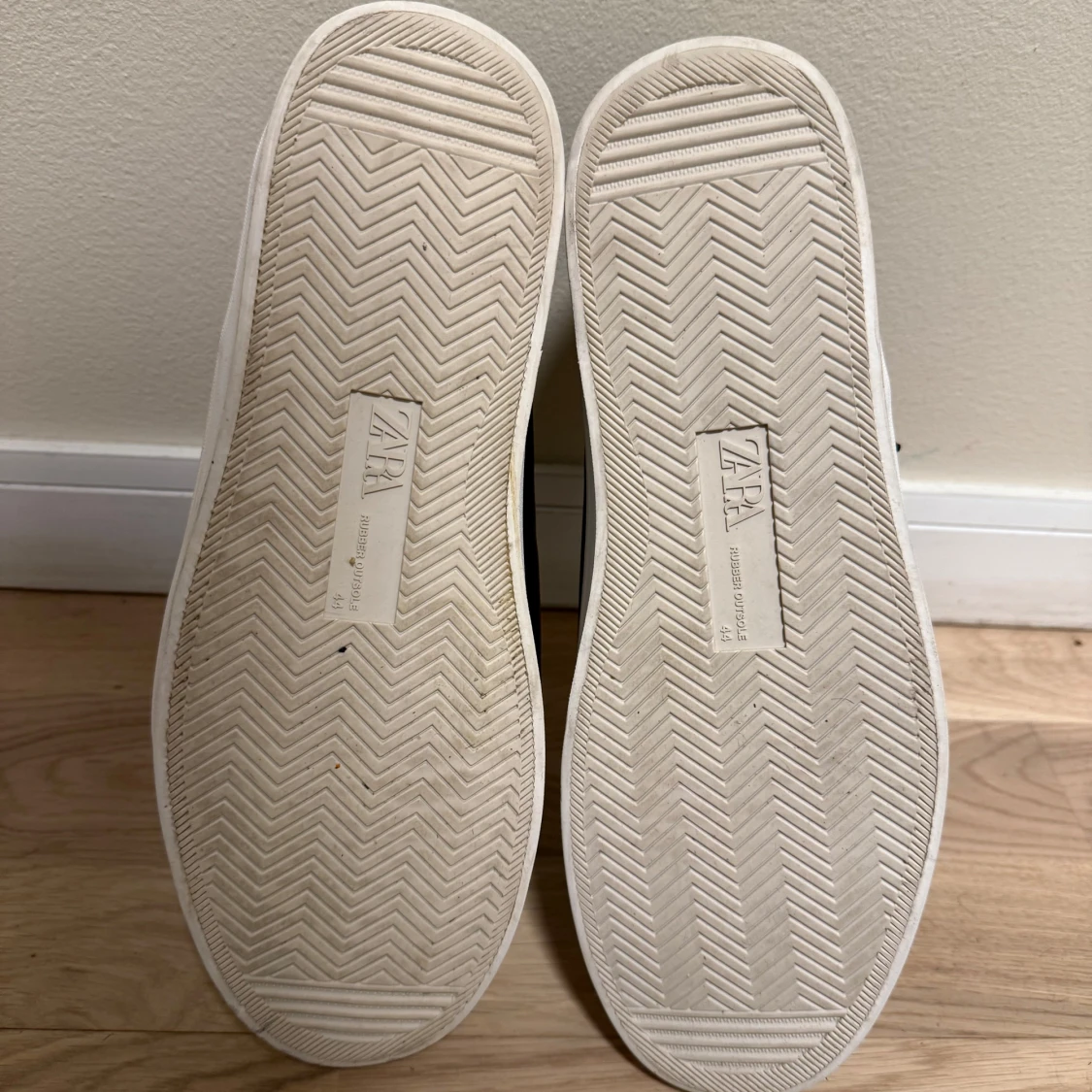 Svarta sneakers från Zara - 4