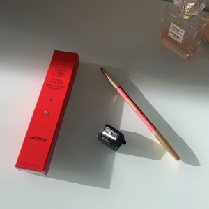 Läpppenna Phyto-Lèvres Perfect från Sisley - Säljer en Sisley Phyto-Lèvres Perfect läppenna i nyansen Rose Thé. Den kommer med en praktisk pennvässare. Perfekt för att definiera och fylla i läpparna med en mjuk och hållbar färg. Pennan är i nyskick och inte använd eller provad 🥰