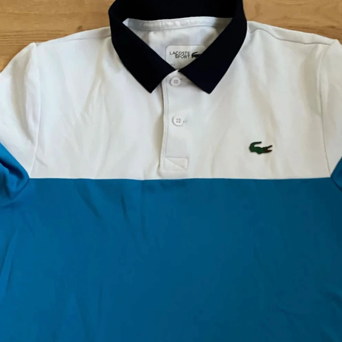 Blå och vit pikétröja från Lacoste - 1