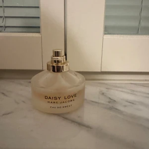 Daisy Love Eau So Sweet från Marc Jacobs 50ml - Säljer en Daisy Love Eau So Sweet parfym från Marc Jacobs. Söt  och blommig doft. 