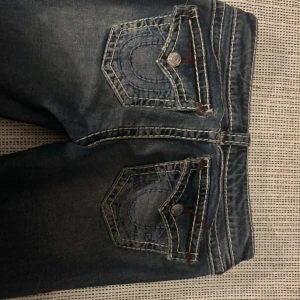 True religion jeans  - True religion jeans i strl W26 ultra låg midjade i modellen Joey uppsydda, nypris ca 3000