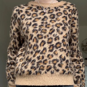 Leopardmönstrad tröja - Säljer en snygg leopardmönstrad tröja i beige och bruna toner. Tröjan har långa ärmar och en bekväm passform, perfekt för att liva upp garderoben. 🐆INTE MIN BILD!