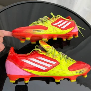 Sällsynta Adidas F50 Fotbollsskor  - Feta Adidas F50 fotbollsskor säljs billigt pga utförsäljning. I väldigt bra skick. Storlek 43 1/3. Skriv direkt om något undras🤙.Obs köp med postnord för snabbare frakt.
