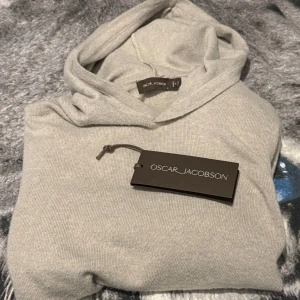  Oscar Jacobson Pascal hoodie - Säljer en Oscar Jacobson Pascal hoodie i färgen beige som är sprillans ny🙌 har enbart används 4 gånger. Så den är som ny🙌kom gärna med frågor och funderingar så kan vi säkert lösa en bra deal🙌 mvh bengtsson 