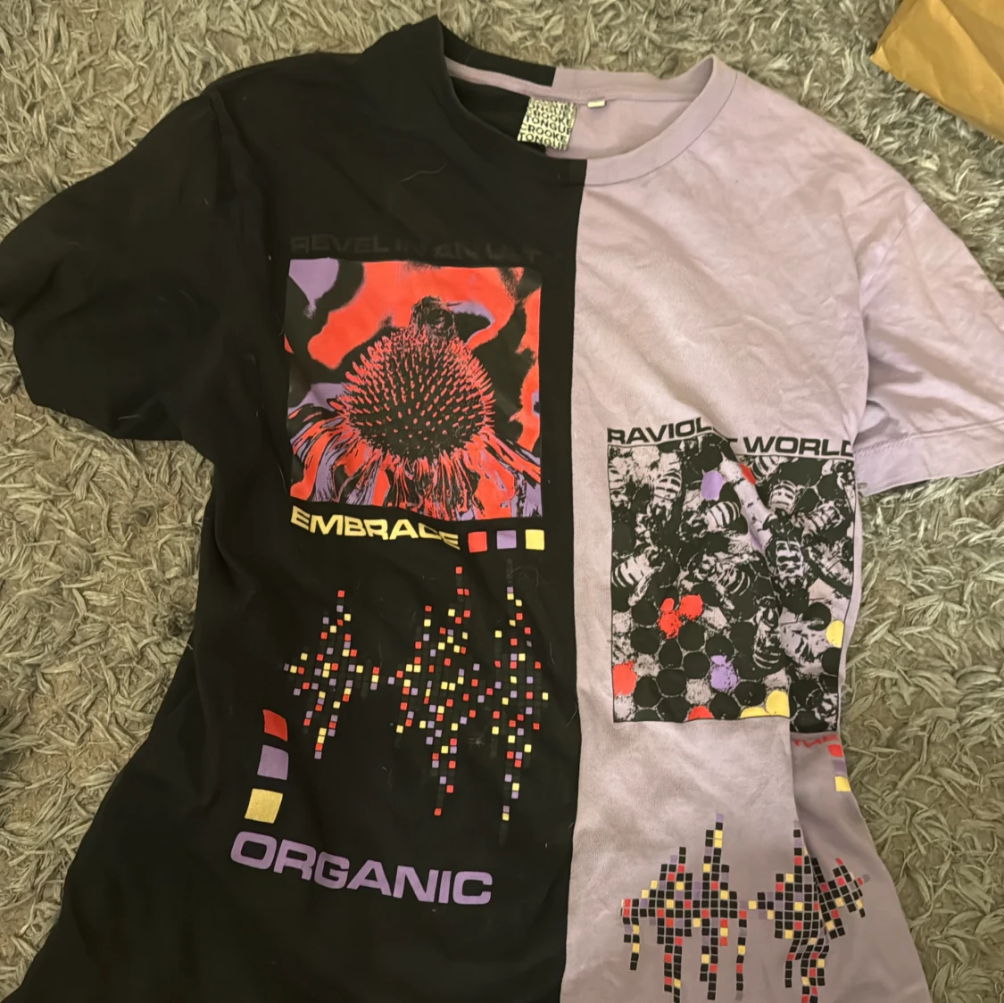 Svart och lila t-shirt med grafiskt tryck