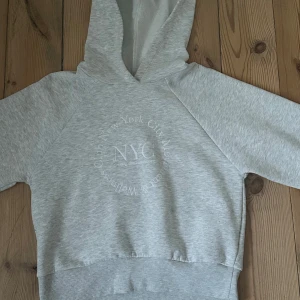 Grå hoodie från Gina Tricot - Säljer denna ljusgrå hoodien från gina i storlek S. Använd fåtal gånger och inga defekter🩷