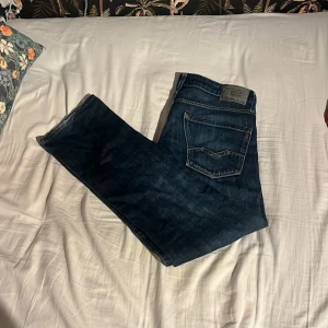 Blåa Replay Waitom - Säljer ett par klassiska mörkblå Replay Waitom jeans. Fett sjöna med en najs laid back/grich stil. Mått: 32/34  inre bens längd 77 yttre 109 skriv vid affär.