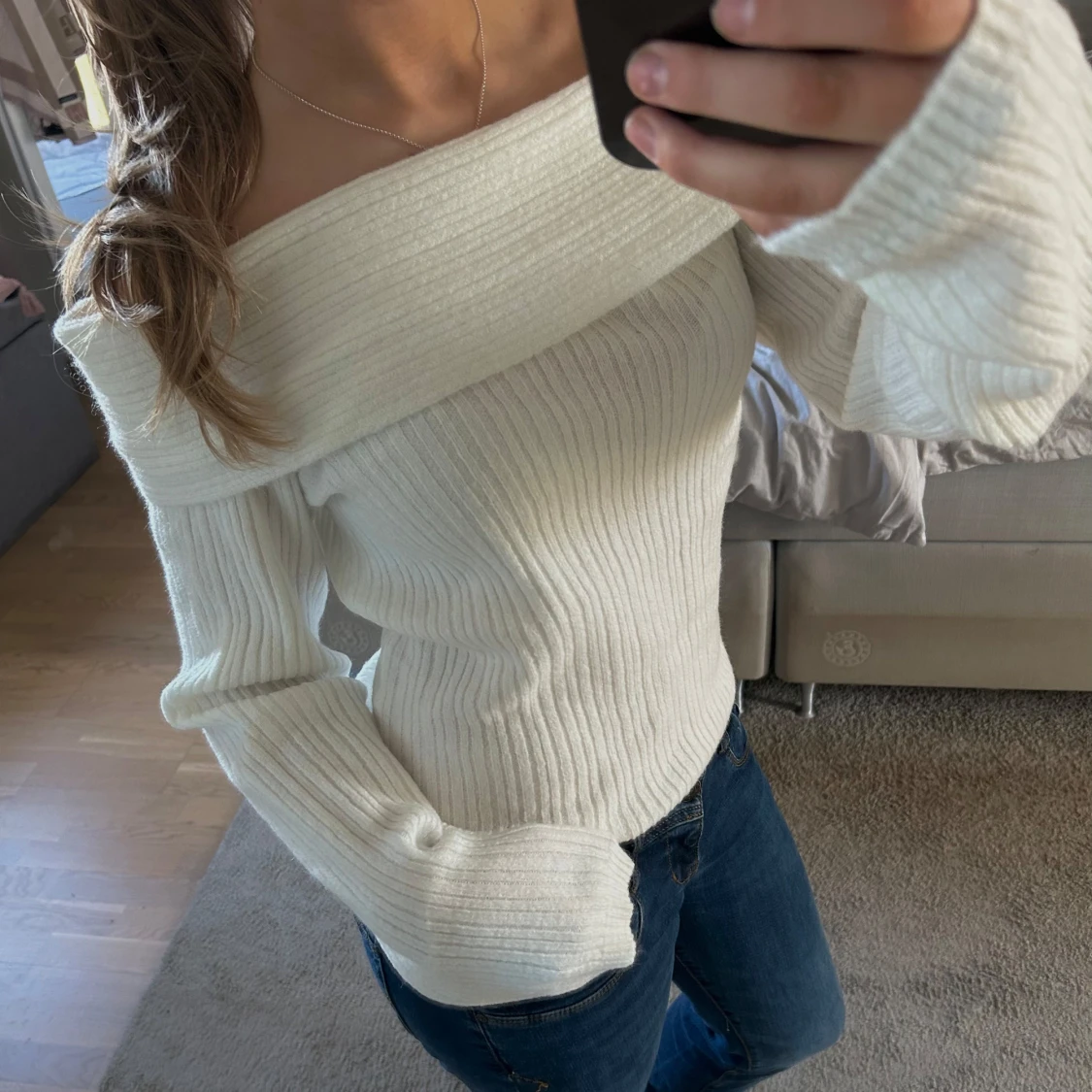 Vit ribbad offshoulder tröja - 1