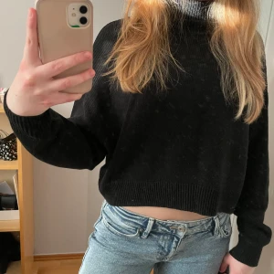 Svart stickad kroppad polotröja - Säljer den hära svarta stickade tröjan för den kommer inte till användning 🩷