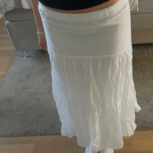 Vit långkjol - Säljer en vacker vit långkjol med volangdetaljer💕