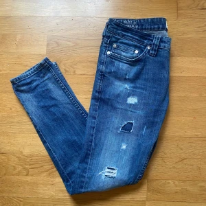 Jeans med Slitningar  - Snygga jeans med unika slitningar. Jeansen sitter slimmat, storlek 32/32. Pris 349 eller kom med bud! BVSA💰💰💰