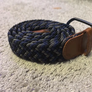 Flätat bälte 110cm - Flätat snyggt bälte som passar perfekt på byxorna helt nytt skick