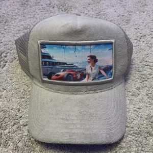Grå keps med retrotryck från Revenite (limited edition)  - Pris kan diskuteras i DM