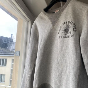 Grå sweatshirt från Ralph Lauren - Denim n supply skriv om frågor
