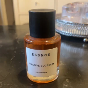 Essnce Orange Blossom Eau de Parfum - Fräsch och blommig doft från Essnce med noter av apelsinblomma.. Perfekt för dig som älskar citrusdofter. Säljer pågrund av att jag rensar parfym samlingen och var en blindbuy.