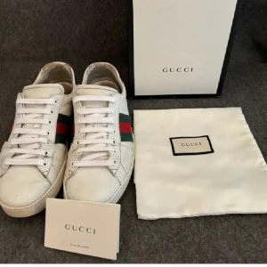 Gucci ace  - Gucci ace - Strl: 43 -  Bra skick, går att polera lädret om de vills - Nypris: 7500kr - Mitt pris: 1800kr/kom med rimliga bud - hör av dig vid funderingar 💫