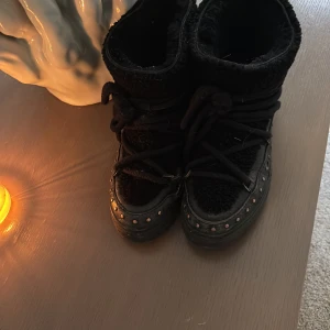 Svarta skor från Inuikii - Snygga svarta skor från Inuikii med snörning och nitar runt sulan. De är trasiga på ena skon vid snöret så darför säljar jag dom för så lite.Nypris 4000kr.Ni får skriva så kan vi diskutera priset lägre